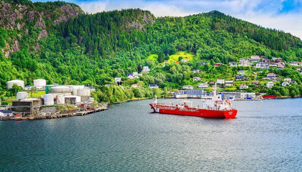 Leverans modell mindre anländer till oljehamn. Foto: Creative Commons Lic, Kredit: Bernhard_Schuermann