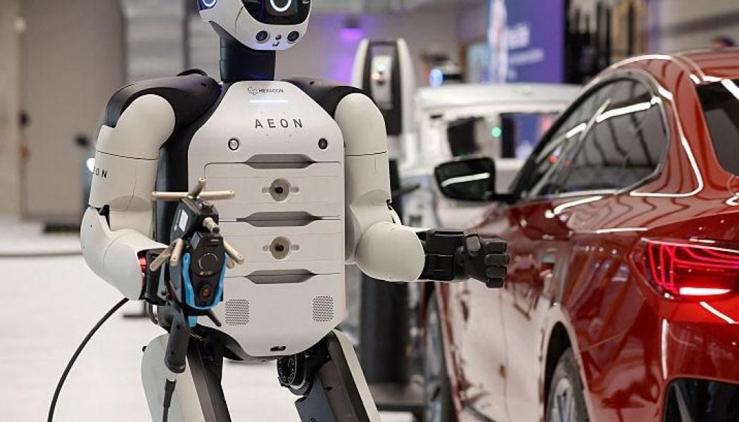 BMW testar humanoidrobotar i fabriken i Leipzig. Foto. BMW