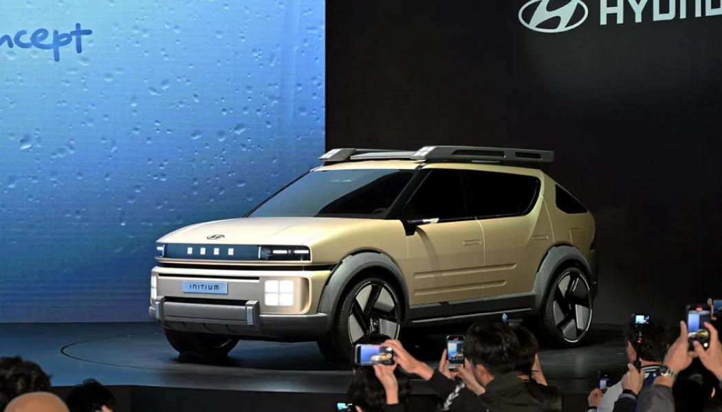Vätgasbilen Initium har ett SUV-liknande utseende som kombinerar stadens funktionalitet med äventyrsanda, med starka linjer och en solid struktur. Detta balanserar robusthet med elegans. Bilen är, enligt tillverkaren, utrustad med en funktion som gör det möjligt att driva och ladda hushållsapparater via fordon-till-last-funktionen (V2L). Foto: Hyundai