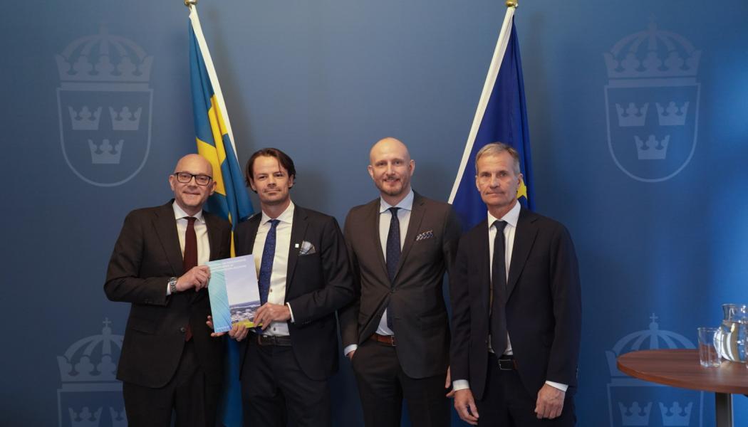 Johan Britz (Minister), Balder Hagert (Head of Projects, KNXT), John Ahlberg (CSO, KNXT), Karl Thedéen (CEO Studsvik) Foto: Knxt