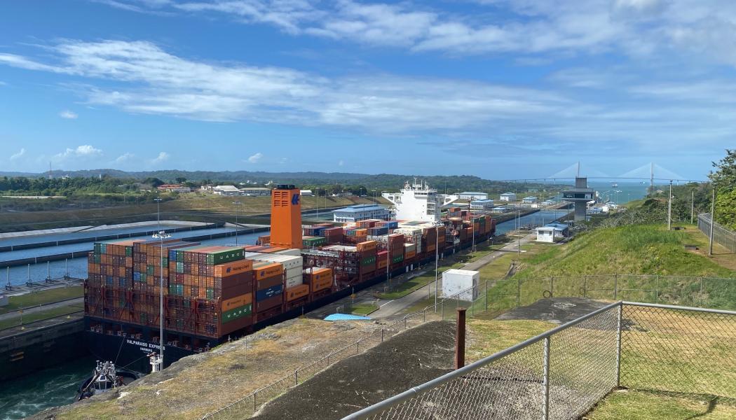 Peru kommer med den nya hamnen kunna ta emot de största containerfartygen i världen. På bilden containerfartyg i Panamakanalen. Foto: Simon Matthis 