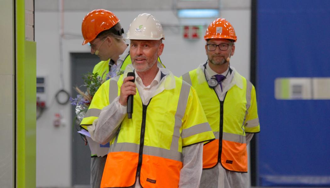 Johan Andersson, kommunstyrelsens ordförande i Eslöv och Lars Gorissen, CEO Nordzucker, klipper bandet vid invigningen på Örtofta sockerfabrik den 21 augusti 2024. Foto: Nordic Sugar
