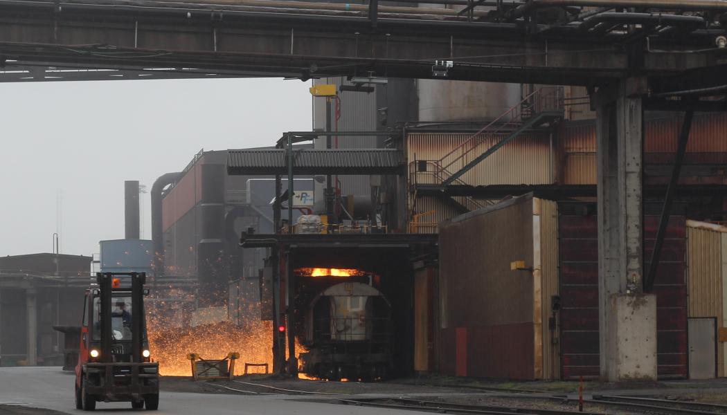 Stålverk. OECD uppmanar stålproducerande länder att genast försöka stoppa den ökande överkapaciteten av stål.  Arkivbild. 