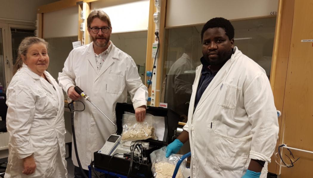 Carina Jonsson, forskningsingenjör SLU, Michael Finell, SLU och Workson Siwale doktorand i projektet, inskriven vid Kau, mäter avgasning från olika pelletsprover. Foto: Paper Province