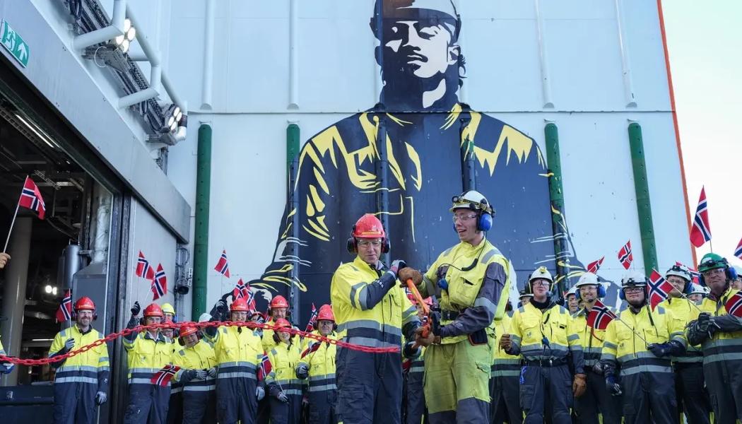 Energiminister Terje Aasland och elektrikern Iver Henninen markerade nyligen den officiella invigningen av Johan Castberg.
Foto: Ole Jørgen Bratland / Equinor
