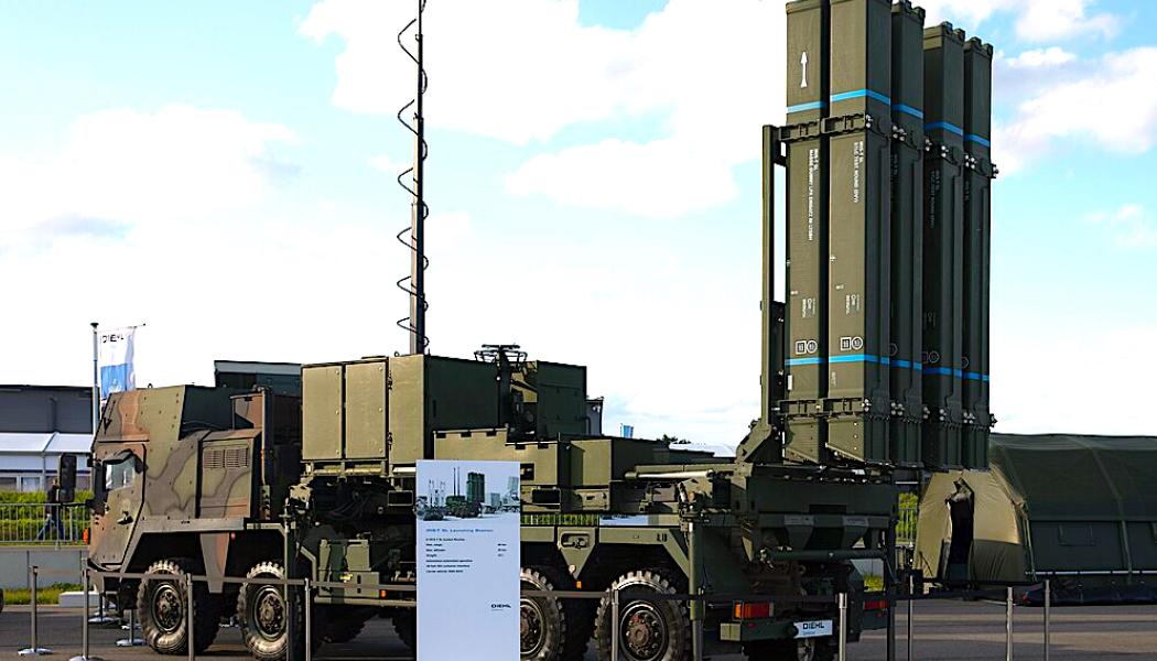 Avtalet innebär en trefaldig ökning av leveranserna av både raketer och luftvärnssystem. Bilden visar IRIS-T SLM lavett baserad på MAN SX45 8×8. Foto: Wikipedia Commons, kredit: Matti Blume.
