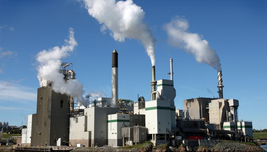 
Anläggningen för Irving Pulp & Paper Limited i Saint John, New Brunswick, Kanada. Irving Pulp & Paper Limited tillverkar sulfatmassa av både barr- och lövträd. Företaget är tillsammans med Irving Paper Limited och Irving Tissue Company Limited en del av Irving Forest Products & Services, som ägs och drivs av holdingbolaget J.D. Irving, Ltd. Foto: Wikipedia Common, Kredit: Marc-Lautenbacher