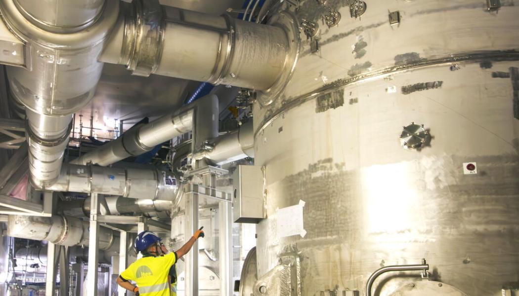 Lahcène Benkheira och Adrien Forgeas från Assembly & Commissioning Support Division inspekterar anslutningarna mellan hjälpbokslådorna och kryoledningarna inne i Tokamak-byggnaden.
Foto: ITER