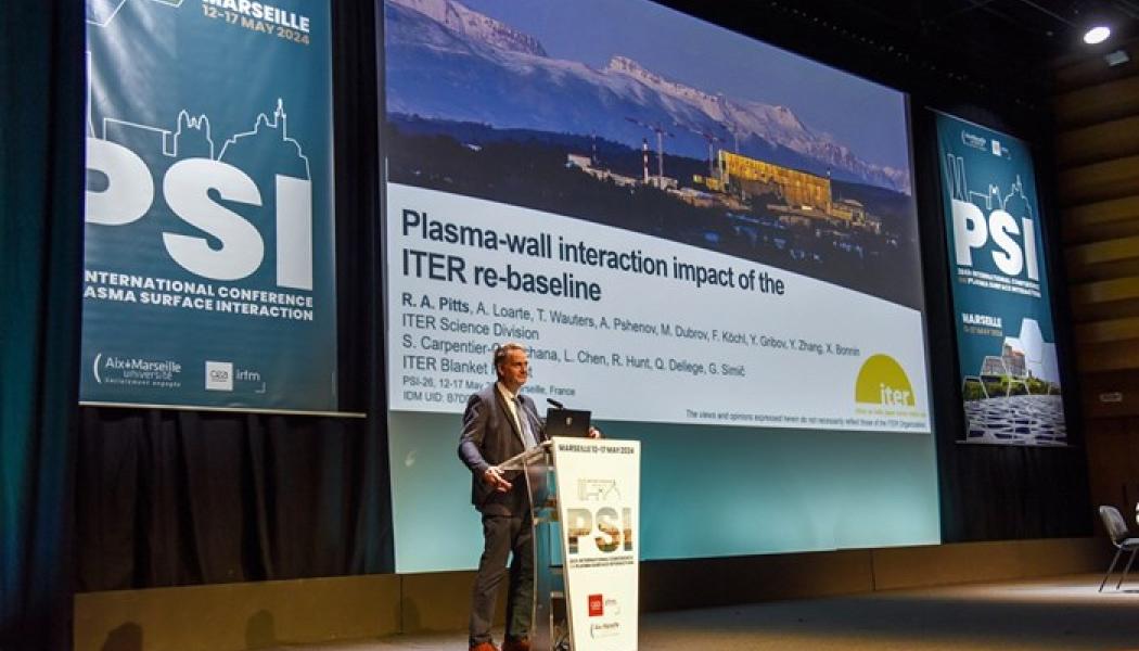 Den 26 upplagan av den internationella konferensen om plasma-vägginteraktioner i magnetiska inneslutningsenheter (PSI-26), den främsta konferensen om plasma-vägginteraktion inom fusionsforskningen, hölls nyligen i Marseille, På bilden ses föredragshållaren, Richard Pitts,  ge den inledande presentationen vid konferensen. (Foto CEA/IRFM)
