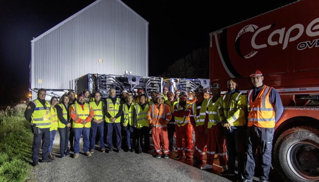 Nya komponenter till ITER-fuions-projektet: Det fjärde och sista vakuumkärls-segmentet från Sydkorea är nu redo att lämna uppställningsområdet och bege sig ut på vägarna för sista etappen på sin långa resa från Hyundai Heavy Industries varv. Efter att ha lämnat Ulsan tog lasten vägen runt Godahoppsudden, längst ned på den afrikanska kontinenten, och seglade hela vägen norrut mot Gibraltar sund och in i Medelhavet. De fyra vakuumkärls-segmenten från Korea har alla tillverkats av Hyundai Heavy Industries vid företagets enorma varv i Ulsan, på Koreahalvöns östkust. Varvet, som grundades för 50 år sedan, är en av världens största skeppsbyggare och producerar över hundra stora fartyg varje år, inklusive tankers och containerskepp. Detta står för hela 15 procent av världens fartygskapacitet. Med detta segment på väg mot ITER-projektet markerar Hyundai Heavy Industries slutet på en storslagen transportoperation, där varje del av vakuumkärlet har tillryggalagt tusentals kilometer till sjöss innan den slutliga destinationen. Foto: ITER