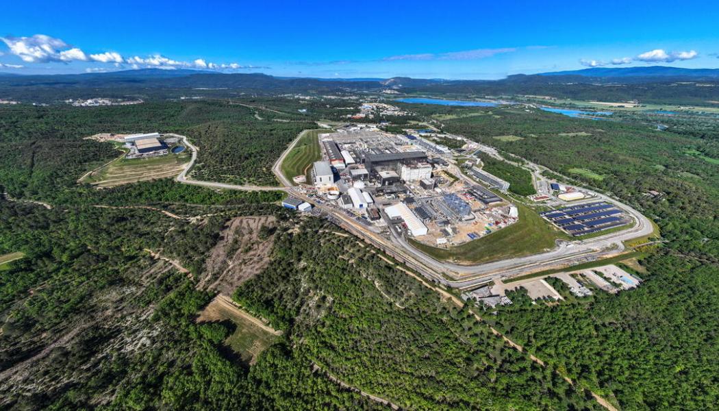ITER-anläggningen ligger i det sydfranska området Cadarache och upptar ett område på 180 hektar – fyra gånger större än Vatikanstaten, men något mindre än furstendömet Monaco. Marken uppläts av Frankrike till ITER-organisationen år 2010 och kommer att återlämnas efter att det vetenskapliga programmet är avslutat. Foto: ITER