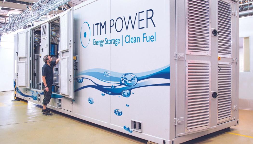 En anställd vid ITM Powers elektrolysörfabrik i Sheffield, England. Foto: ITM Power