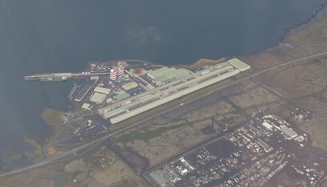 Aluminiumsmältverk på Island som drivs av Rio Tinto. Foto: Jabbi/Wikimedia Commons