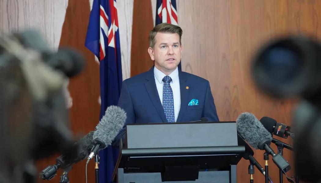 Bleijie underströk i parlamentet att regeringen ser långsiktigt på energipolitiken:
– Diplomati är alltid långsiktig. Jag skulle inte lägga alltför stor vikt vid att det nu råder lågkonjunktur i Australien vad gäller handelspolitiken, utan snarare fokusera på långsiktigheten, att vi har en sådan här stödpelare för företagen nu och i framtiden, sade han enligt Recharge. Foto: Jarrod Bleijies officiella hemsida.