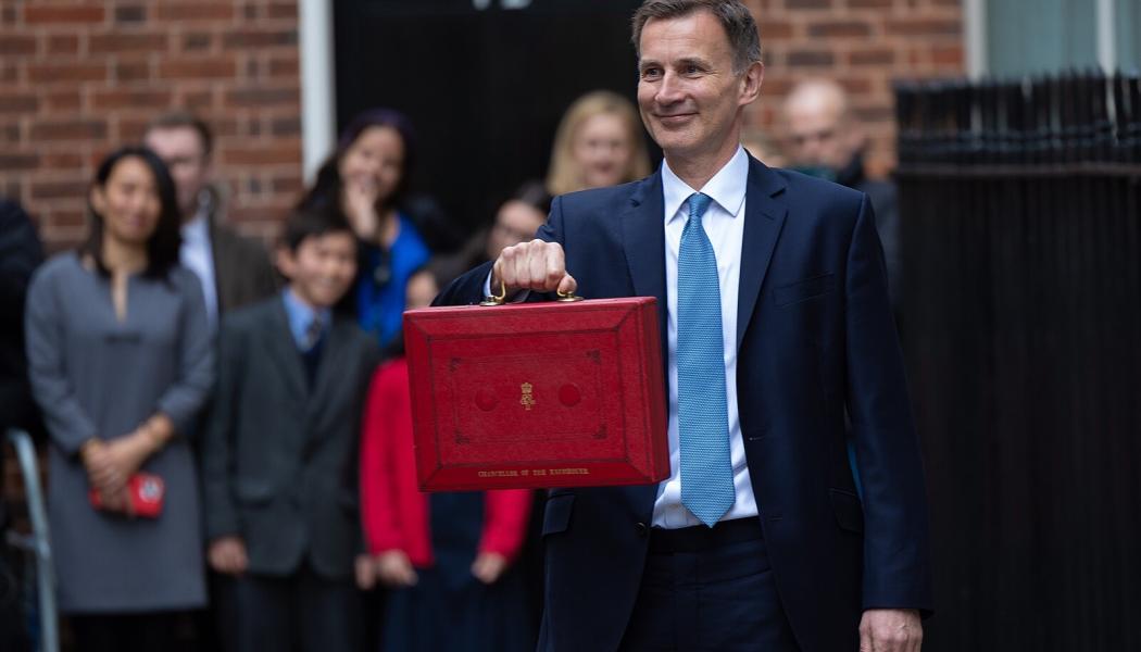 Jeremy Hunt presenterar sin vårbudget för 2023. Foto: Wikipedia Common, kredit:	Simon Walker / No10 Downing Street