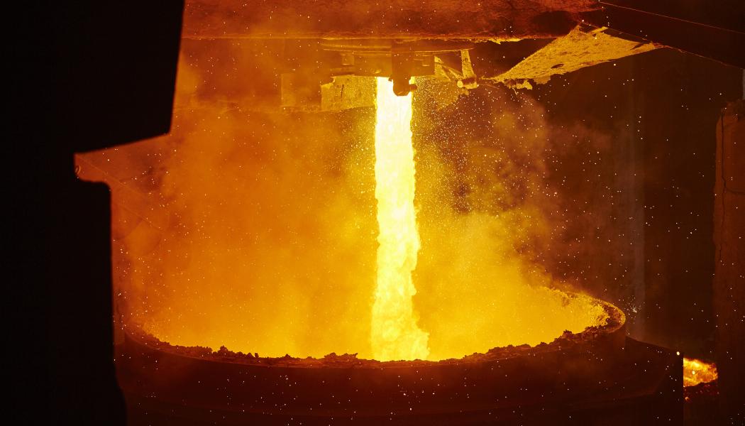 Tappning av råstål från ljusbågsugn ned i skänk, 100 ton flytande stål vid 1680°C. Foto: Pia och Hans Nordlander, Jernkontorets bildbank