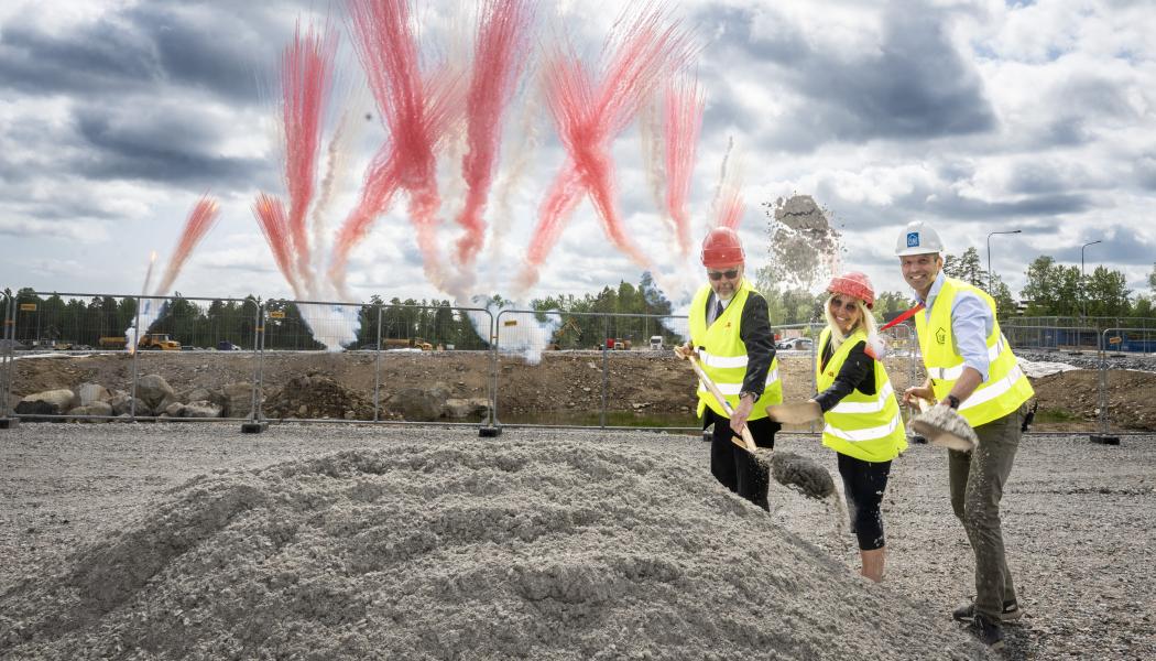 Under spadtagseventet deltog Västmanlands landshövding Johan Sterte, grannar från Finnslätten, kunder och leverantörer bland annat. Foto: Jonas Billberg