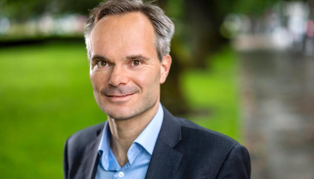 Miljö- och klimatminister Kai Mykkänen leder Finlands miljöministerium. Han ansvarar inom statsrådet för frågor som rör miljö, byggande och boende. Det gäller bland annat klimatpolitik, natur- och vattenskydd, förebyggande av förorening av miljön, cirkulär ekonomi, byggande och markanvändning samt bostadspolitik. Foto: Finlands miljöministerium