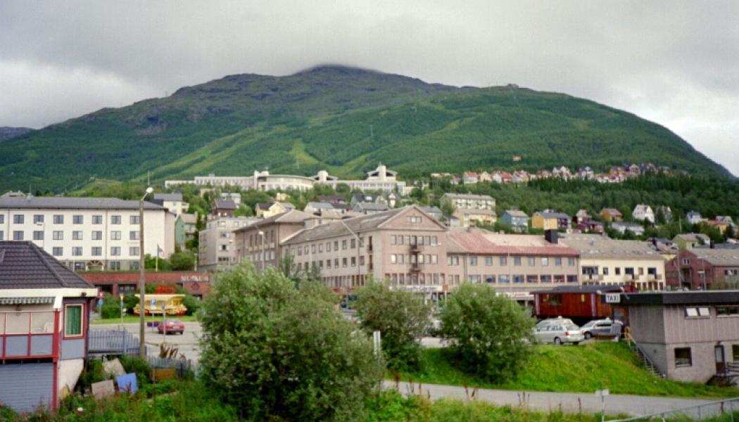 Vy över Narviks centrum. Bolaget Narvik Kjernekraft AS ska nu inleda planeringen av en konsekvensutredning för att pröva möjligheten att bygga en SMR-anläggning i regionen. Foto: Wikipedia Common, kredit: Vinterfrid
