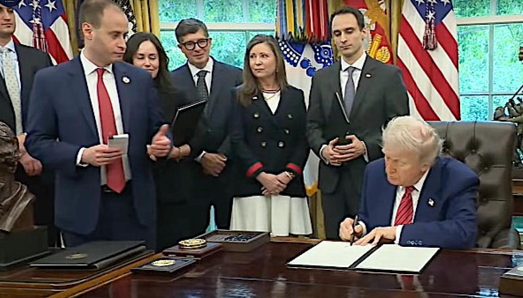 Trump vill öka den amerikanska kärnkraftskapaciteten från cirka hundra gigawatt till fyrahundra gigawatt fram till år 2050. Målet omfattar både konventionella anläggningar och ny teknik som små modulära reaktorer. Foto: The White House press foto..