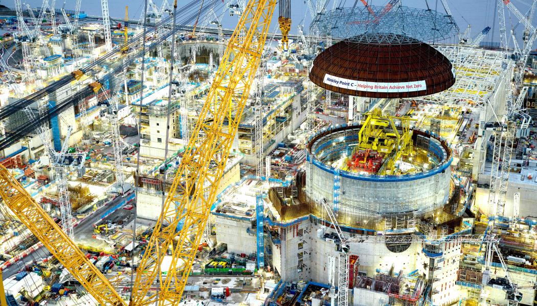 Bygget av Hinkley Point C sysselsätter i dagsläget tusentals personer. När arbetet är som mest intensivt beräknas omkring 5 600 människor vara verksamma på platsen, och cirka 900 anställda väntas arbeta vid anläggningen under dess livstid. Foto: EDF