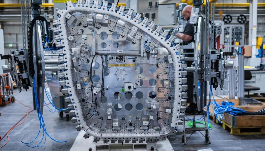 Elektrifieringen av fordonsflottan driver utvecklingen av nya karosseriteknologier. En viktig trend är megacasting, där stora karosserikomponenter produceras genom pressgjutning. Foto: Thyssenkrupp