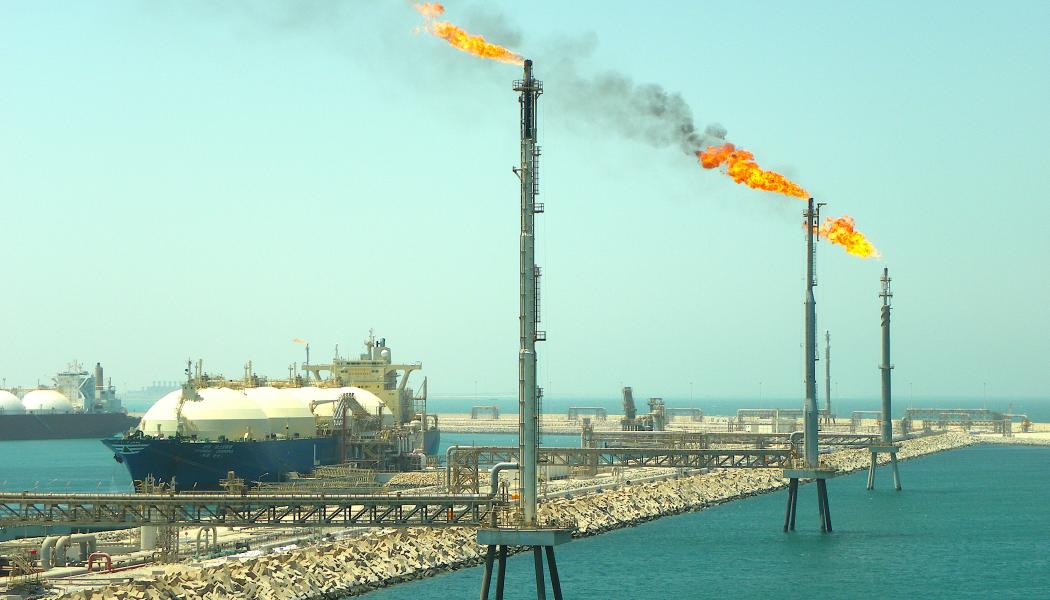 Ras Laffans LNG terminal i Qatar. Landet står normalt för cirka 20 procent av världens LNG-export. Ras Laffan är världens största LNG-terminal. Hormuzsundet hanterar omkring 20 procent av den globala oljehandeln per dag.Foto: Wikipedia Commons Lic. Kredit: Matthew Smith @ Flickr