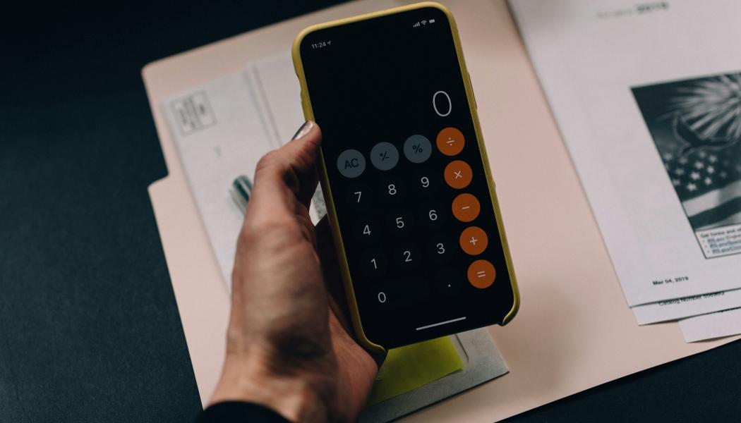 Den framträdande bilden är att företagen i Sverige missgynnas genom att betala allra högst arbetsgivaravgift inom EU i praktiken. Foto: kelly sikkema/unsplash