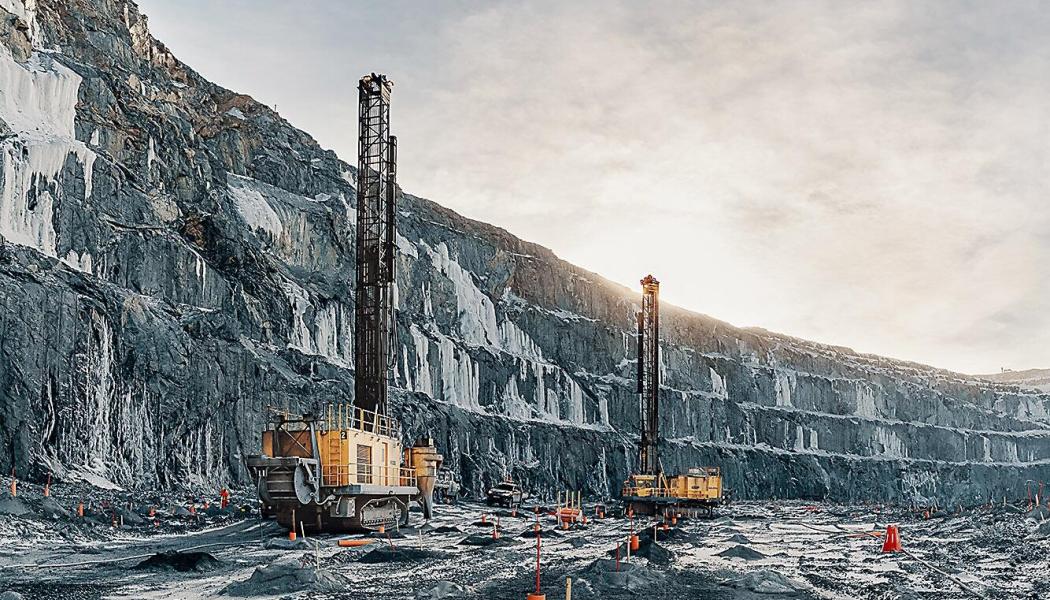 Boliden Kevitsa är en polymetallgruva som ligger i Sodankylä kommun i norra Finland. Dess huvudsakliga produkter är koppar- och nickelkoncentrat. Koncentraten innehåller också platina, palladium, guld och kobolt. På bilden syns Kevitsas elektriska borrutrustning. Bild: Boliden mediabank.