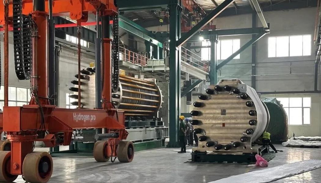 Elektrolysörer tillverkas vid fabriken i Tianjin, Kina. Det norska elektrolysörbolaget HydrogenPro har bekräftat att det har kraftigt minskat sin personalstyrka i den kinesiska verksamheten under det tredje kvartalet. Foto: HydrogenPro