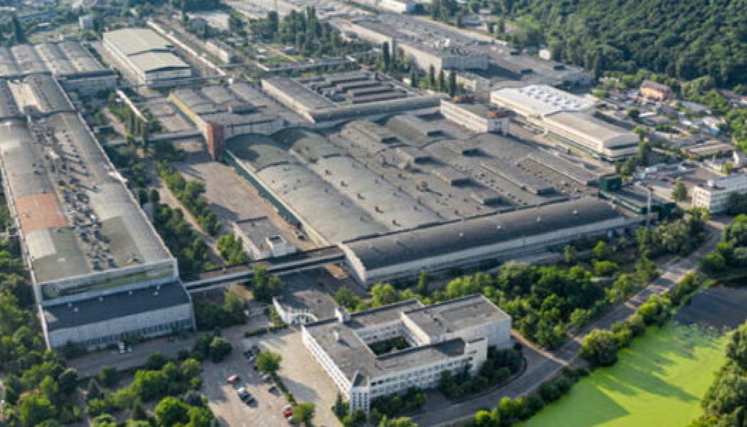 Nya 20-tons kranar från Konecranes installeras vid Kyiv Cardboard and Paper Mill för att hantera tyngre kartongrullar. Foto: Kyiv Cardboard and Paper Mill