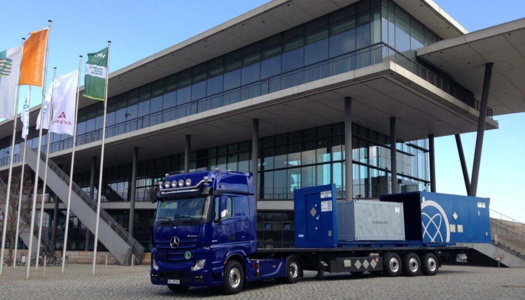 Transport av använt kärnbränsle från Nederländerna anlände nyligen till Oranos anläggning i La Hague för återvinning. Detta markerar ett fortsatt samarbete mellan Orano och det nederländska energibolaget för att säkerställa en hållbar hantering av kärnavfall. Vid anläggningen i La Hague kommer det använda bränslet att genomgå en process för att återvinna värdefulla material som uran och plutonium, vilket minskar mängden långlivat radioaktivt avfall och främjar en mer cirkulär kärnbränslecykel. Foto: Orano