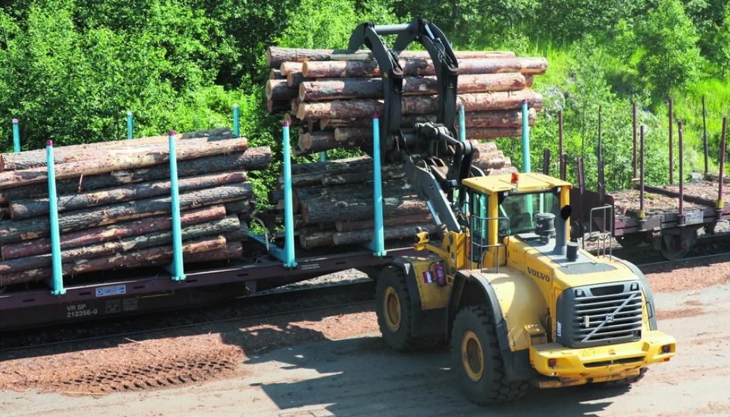 Efterfrågan på trävaror är stor. Timmer lossas vid UPM:s sågverk i Korkeakoski. Foto: UPM
