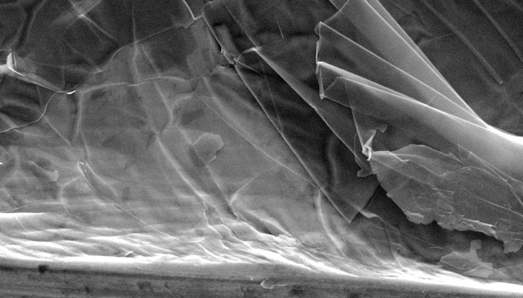 Det är välkänt att grafen för närvarande är världens mest uppmärksammade material, som ligger till grund för ständigt nya och spännande forskningsstudier. Få känner dock till att detta material, som bara är ett atomlager tjockt, är hundratals gånger starkare än stål. I det här experimentet går man därför till angrepp mot grafenet med en stor skalpell för att undersöka dess vidhäftning mot underlaget samt dess motståndskraft mot repor. Foto: Wikipedia Commons Lic, Kredit: Maido Merisalu 