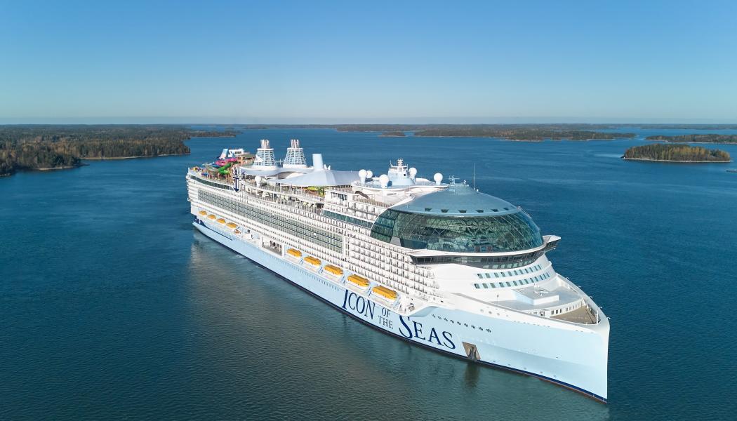 Meyer-varvets senaste skapelse, Icon of the Seas lämnar Åbolands skärgård. Foto: Meyer- Varv i Åbo.