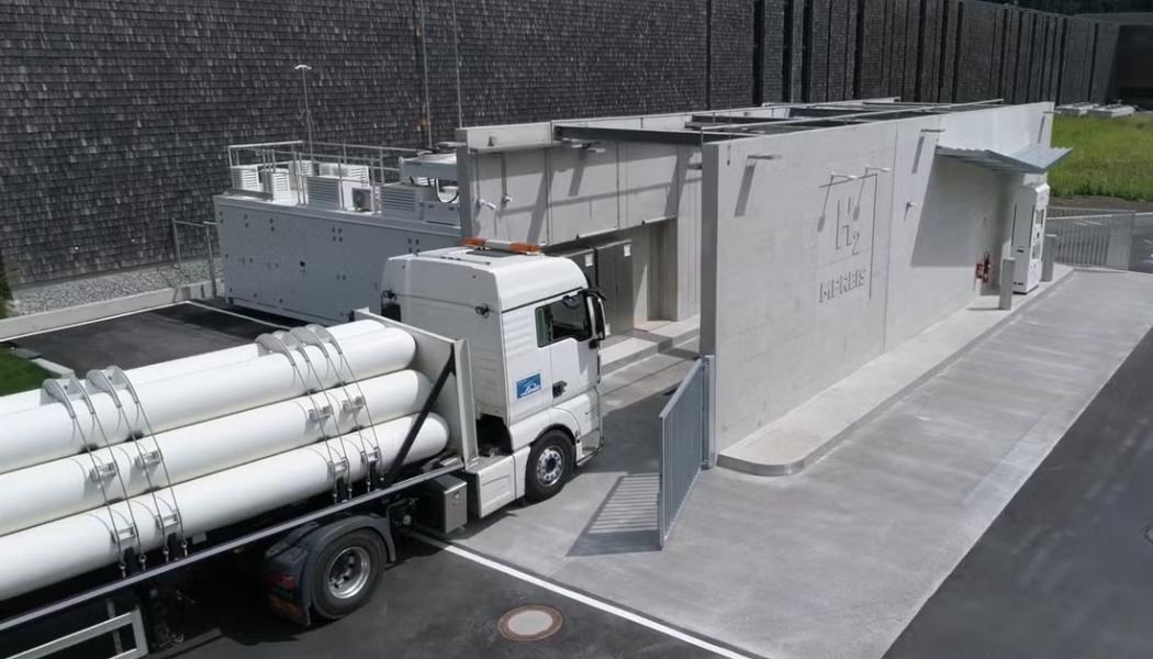 Leverans av vätgascylindrar till en privat vätgastankstation som drivs av dagligvarukedjan MPREIS i Österrike. Foto: MPREIS/YouTube.