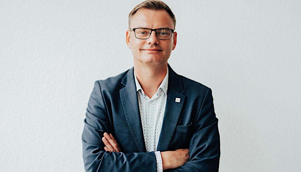 Enligt Alexander Stier, chef för försäljning och logistik, varnar även för att fler företag kan drabbas och att detta kan leda till överkapacitet på upp till 27 miljoner ton stål per år, vilket tvingar aktörer att söka nya marknader. Källa: Stahlwerk Thüringen