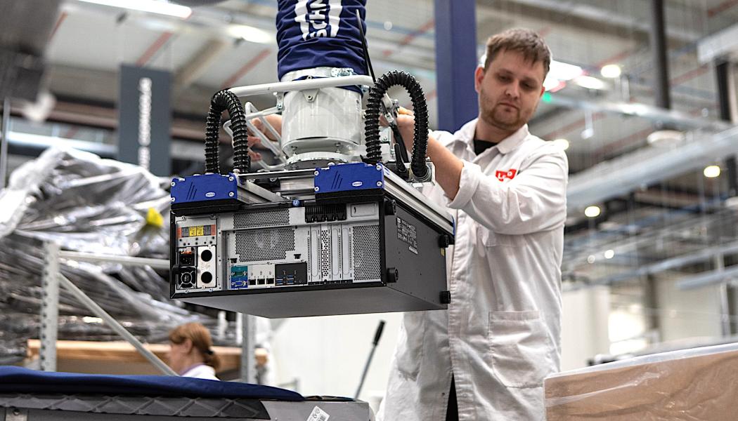 Enligt en rapport från Mercator Institute for China Studies (MERICS) från juni 2023 gick hela 44 % av Kinas direktinvesteringar i Europa till Ungern. Bilden visar en arbetare i en av kinesiska Lenovos ungerska fabriker. Foto: Lenovo