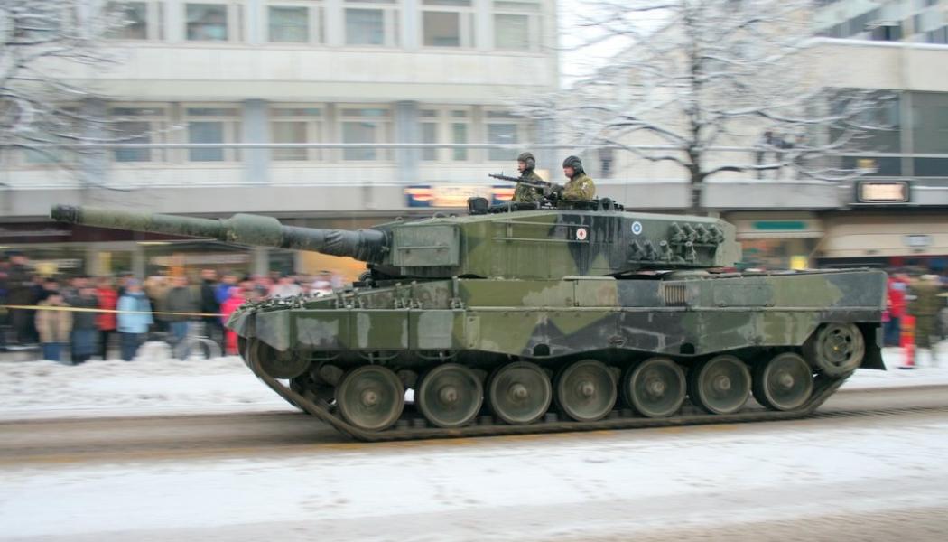 Leopard 2A4 från Finlands försvarsmakt kör på Alexandergatan i Helsingfors. Finland köpte 124 stridsvagnar av modellen Leopard 2A4 från Tyskland. Foto: Wikipedia Common, Kredit: Ojp, CC-BY-SA-2.5
