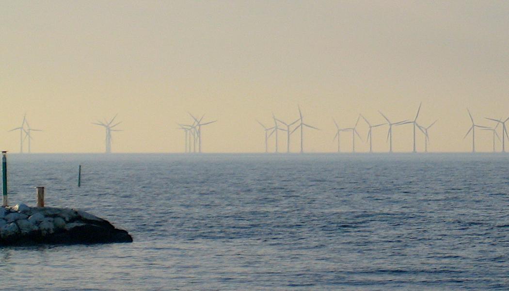 Vindkraft i sundet utanför Malmö. Foto: Wikipedia Common Lic, kredit: Jorchr