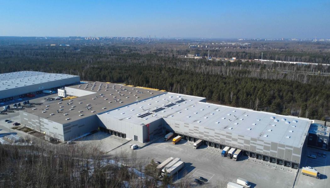 Anläggningen är utrustad med solcellsanläggning, DALI-kompatibel LED-belysning, laddstationer för elbilar, fjärravläsningssystem för mätning samt ett övervakningssystem för takstrukturens böjning. Fastigheten förväntas uppnå BREEAM-certifiering på nivån Excellent. Foto: Logicenters