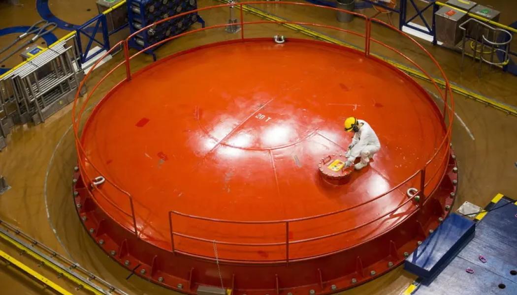 Säkerheten vid ett kärnkraftverk bygger på noggrant utvalda projekteringsgrunder, avancerad planering, förstklassiga komponenter samt kompetent drift- och underhållspersonal. Interiör i Lovisas kärnkraftverk i södra Finland. Foto: Fortum