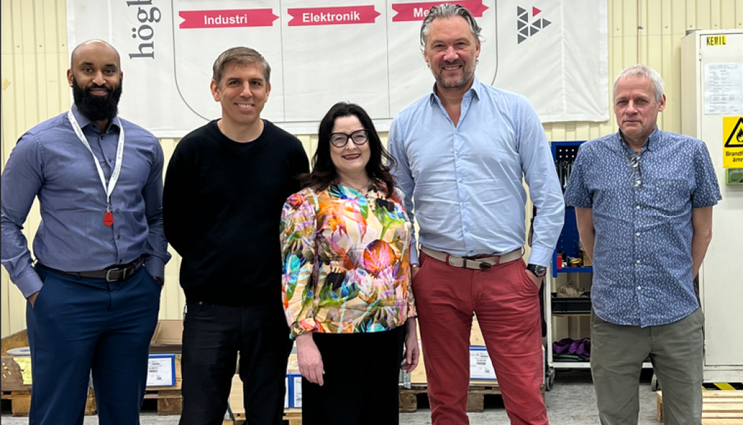 På bilden fr.v. Elamin Hamid Elamin, COO Högbloms, Josef Agin, produktionschef Högbloms, Maria Söderström, vd Mantex, Johan Josephson, vd Högbloms samt Juha Rantanen, teknisk chef Mantex. Foto: Mantex