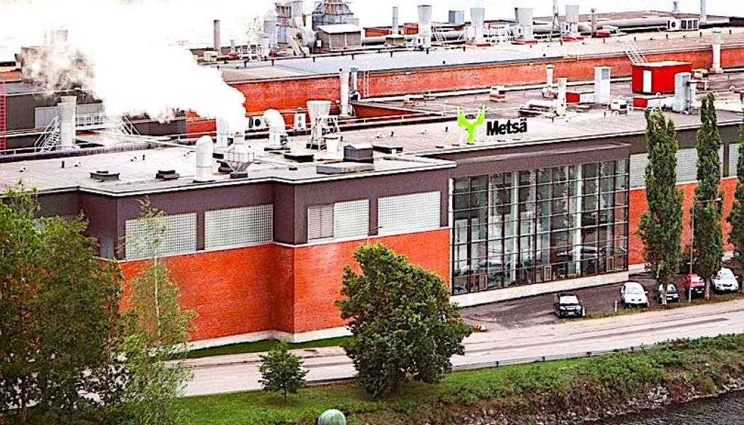 Anläggningen i Mänttä. Genom att satsa på modern teknik och förstafibrer tar Metsä Group ett viktigt steg mot att förlänga Mänttä-anläggningens livslängd och bidra till en mer hållbar framtid för papperstillverkningen. Foto: Metsä Group