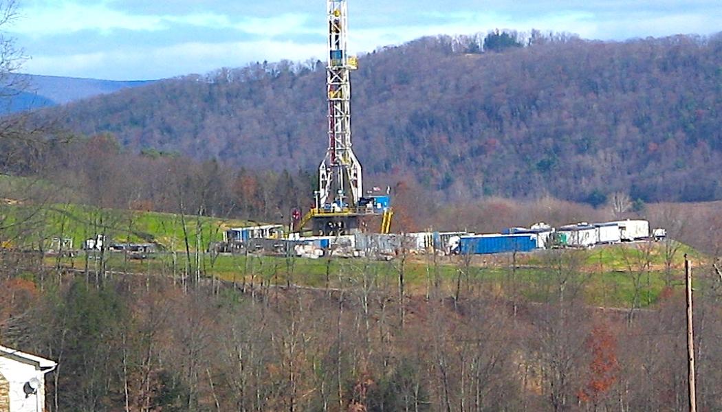 Ett borrningstorn för horisontell borrning i Marcellusskifferformationen för naturgas, sett från Pennsylvania Route 118 i östra Moreland Township, Lycoming County, Pennsylvania, USA. Foto: Wikipedia Common, Kredit: Ruhrfisch.






