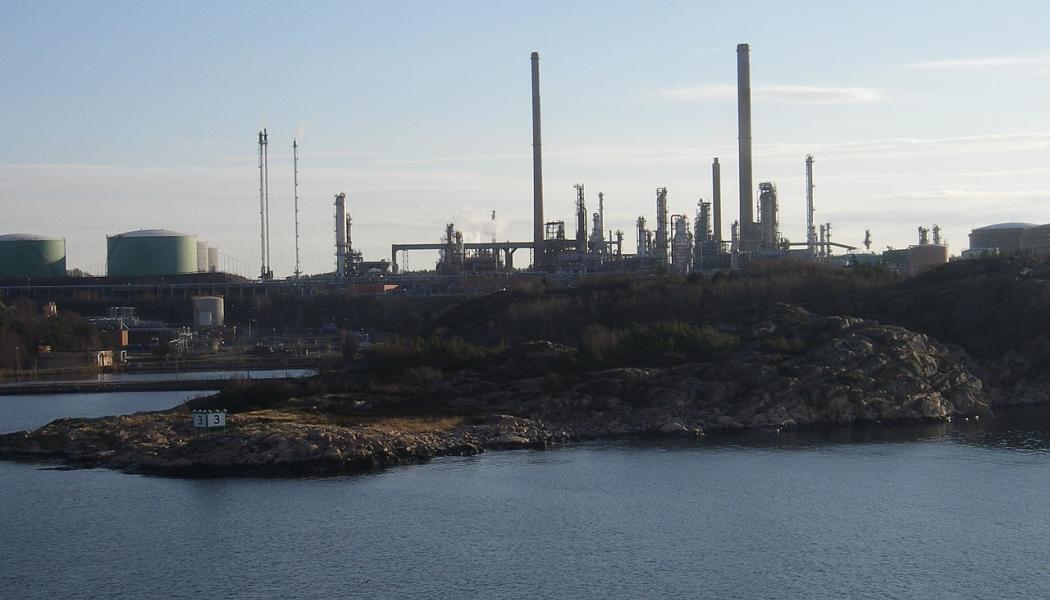 Preemraff i Lysekil. Investeringen gör det möjligt för Preem att bli en storproducent av förnybart flygbränsle. Foto: Marcus Roos/Wikimedia Commons