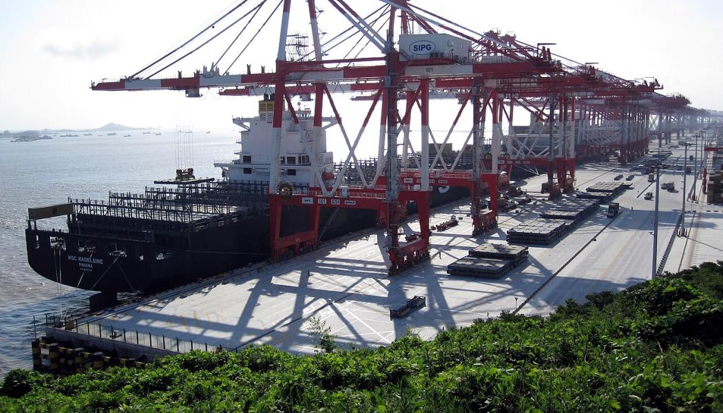 Hamnterminal i Shanghai. Foto: Marqueed/Wikimedia Commons