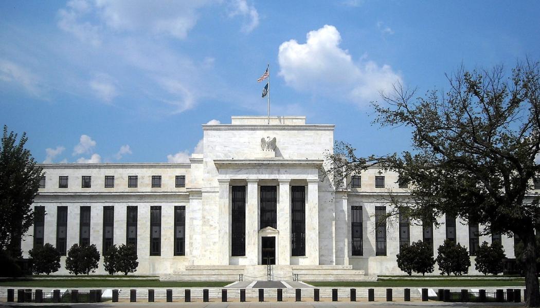 USA:s centralbank (vanligen känt som Eccles Building eller Federal Reserve Building) beläget vid 20th Street och Constitution Avenue NW i Foggy Bottom-området i Washington, D.C. Byggnaden designades av arkitekten Paul Philippe Cret år 1935 och dess konstruktion i Art Deco-stil färdigställdes 1937. Foto: Wikipedia Common Lic, Kredit: AgnosticPreachersKid 