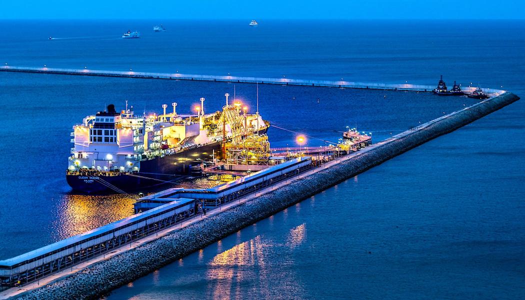 Ett fartyg med flytande naturgas från USA vid Świnoujście LNG-terminal i Polen. Foto: Wikipedia Common. Kredit: Maciej Margas - PGNiG arkiv
