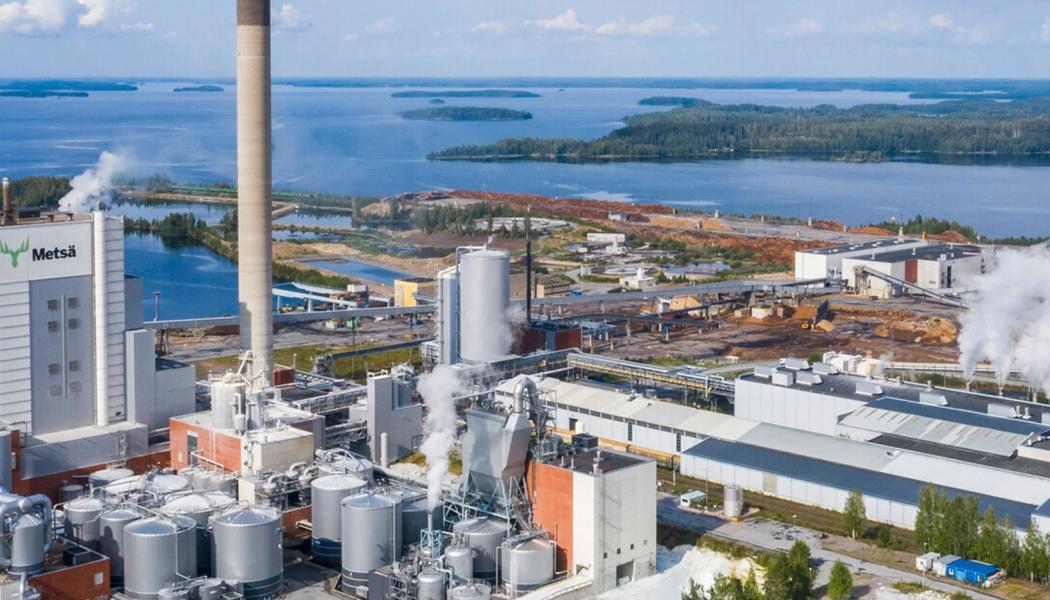 Metsä Fibres fabrik i Joutseno tillverkar barrsulfatmassa av tall, gran och sågspån. Massan används som råvara i bland annat kartong, mjukpapper, tryckpapper och specialprodukter. Foto: Metsä Group